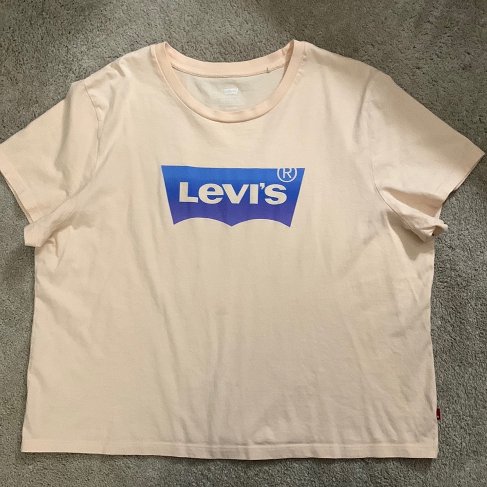 Levi’s crop tee